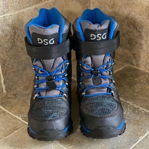 DSG Big Boys size 5 waterproof snow boots